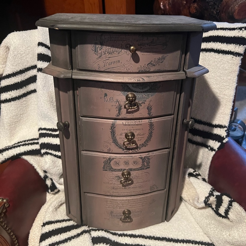 Jewelry box